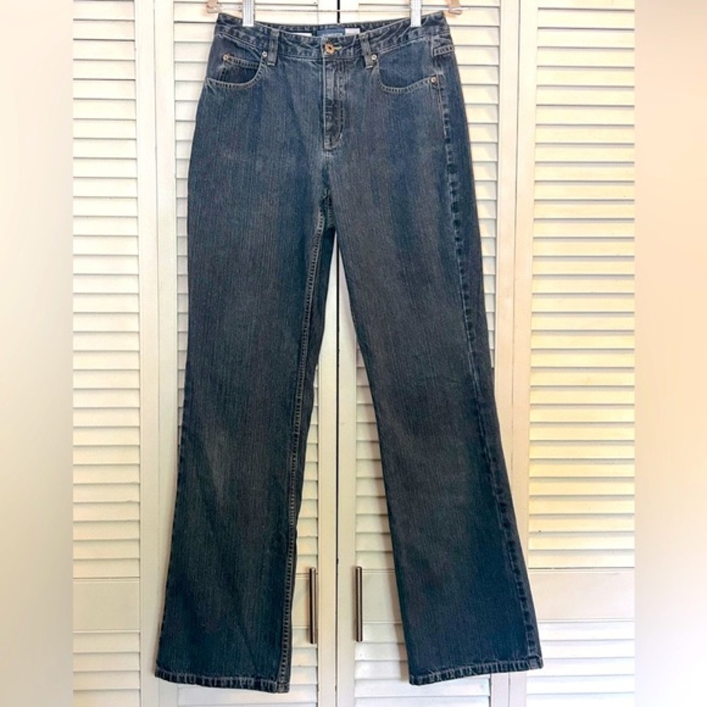 Liz Claiborne women’s size 8L medium wash jeans‎